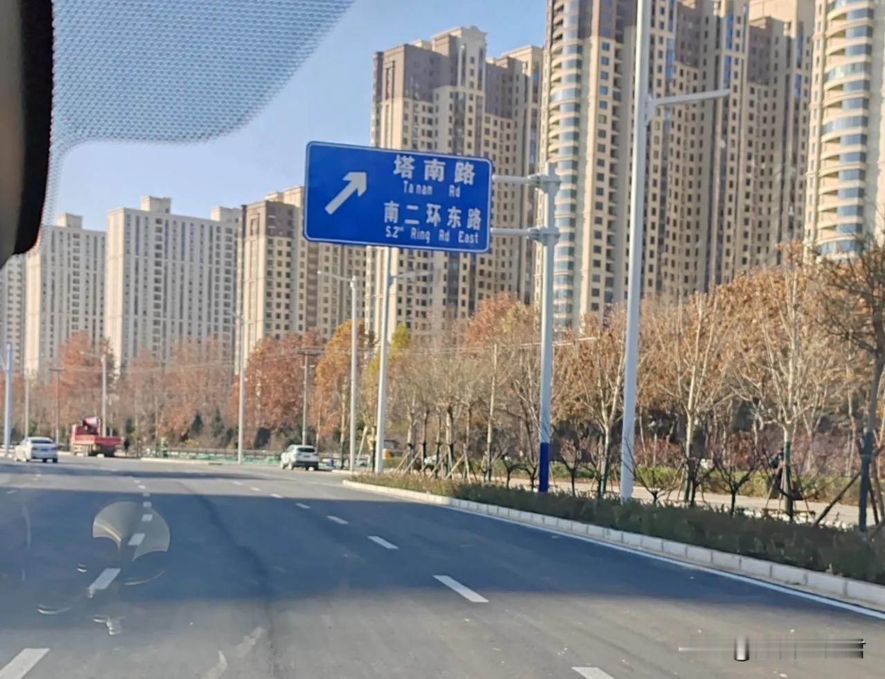 今儿，上了一次新建好的裕翔高架路！由北向南，从塔北路右转上裕翔路，不远即是高架入