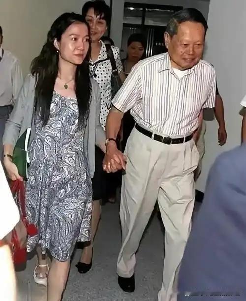 杨先生走后，我跟女友聊翁帆的感情，她的分析戳中人心
 
杨振宁先生走了之后，网上