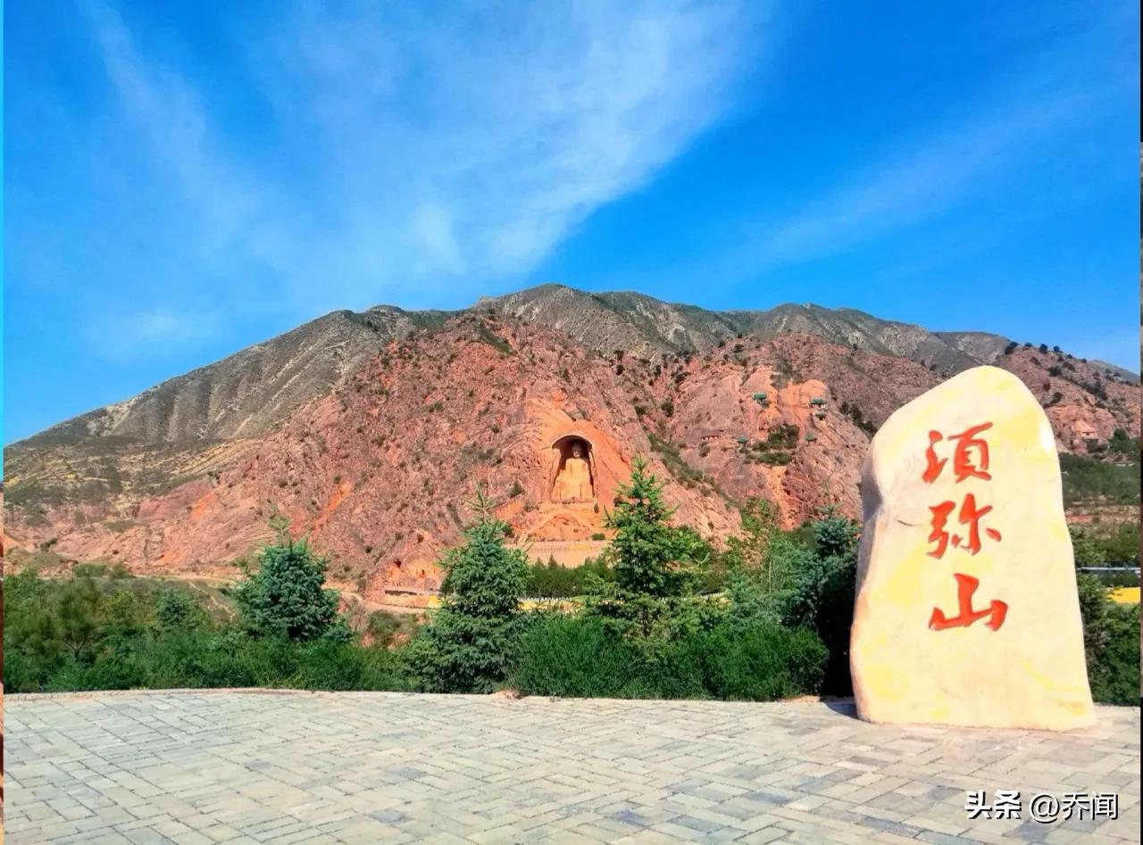 上联：叶红树瘦枯黄草
下联：云淡山清净碧空