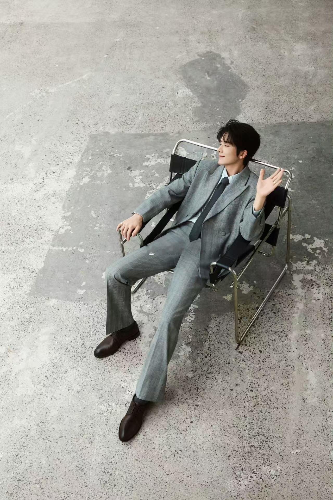 这种躺猫坐姿确实显得腿长些啊……张新成复刻白振邦船票张新成百花奖提名感言张新成