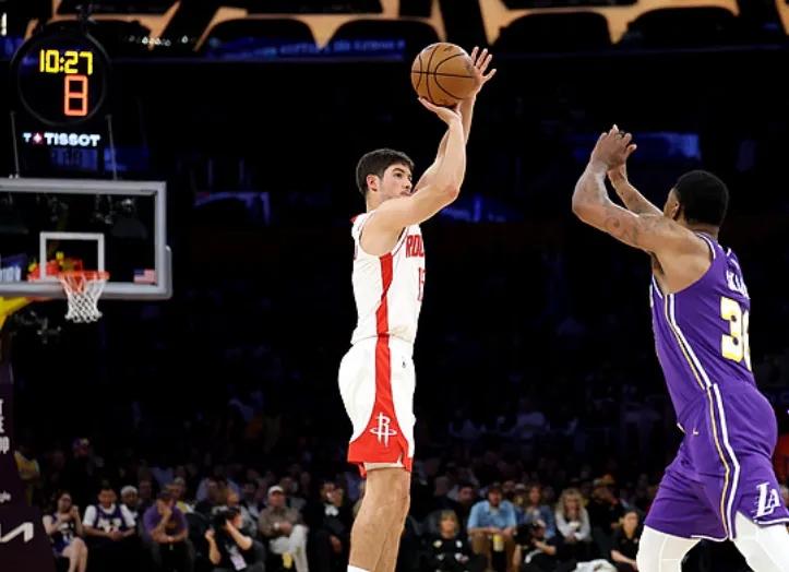 尽管，今天湖人艾顿不是顿宝，是顿尼尔，他抢下了17个篮板，其中，10个前场篮板，