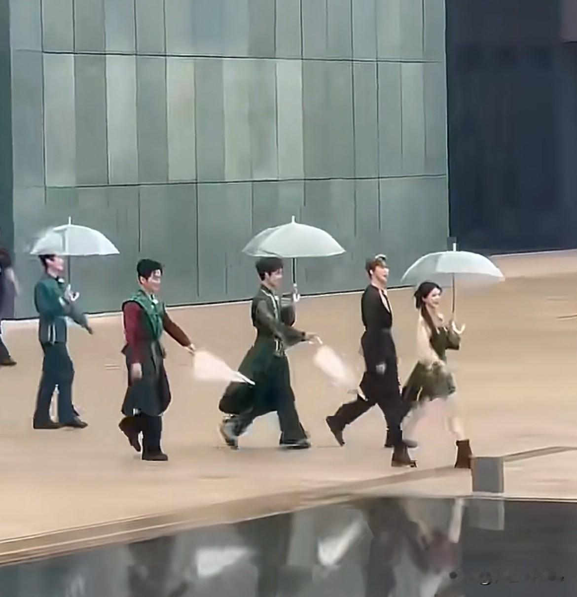 5月16日，李晨，大哥还得是大哥！
跑男路透，李晨没有伞，接过李昀锐送过来的伞后