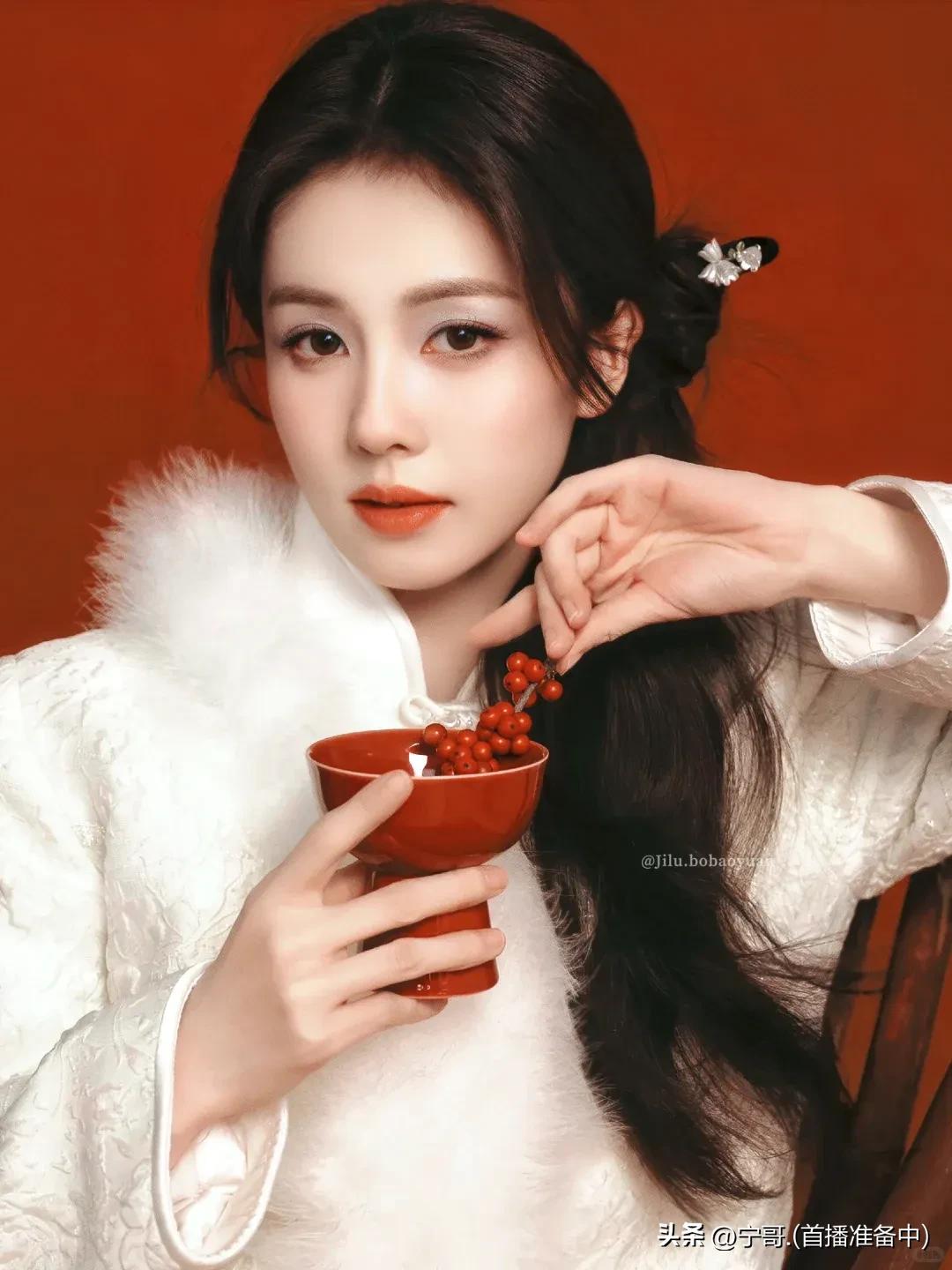 解密圈内“潜规则”：明星副业、大佬情史与顶流造神术

娱乐圈的浮华背后，尽是暗流