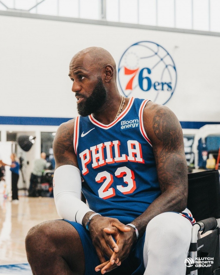 定妆照已拍，新赛季的征程，已经开始。 nba詹姆斯 76人76人首发五虎詹姆斯亮