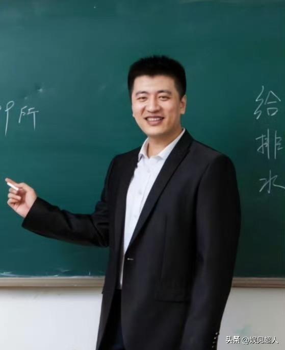 大家都在聊张雪峰的事，说法挺多。从科学角度看，说白了就是太累了，心脏扛不住了。