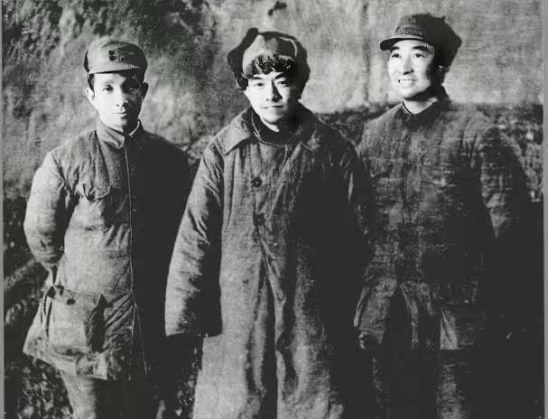 很多人可能不认识站在粟裕大将、陈赓大将中间的是谁？其实他也是位大将级人物，他便是