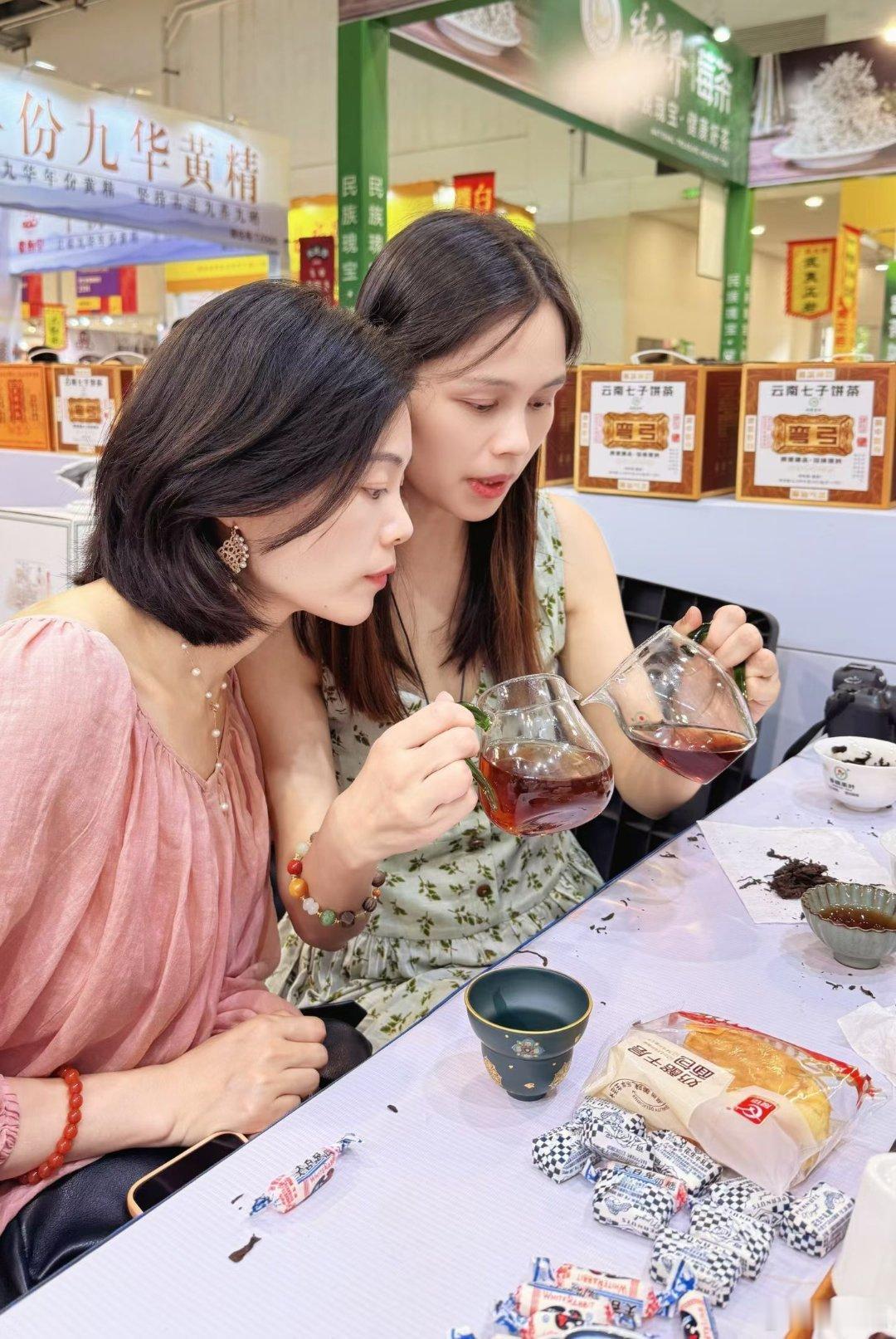 去逛茶博会，拿了自己的茶杯，走到哪喝到哪，到最后，我已经喝不出来茶好赖了喝茶主打