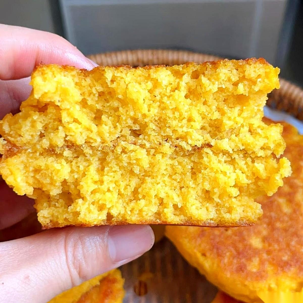 说出来不怕你笑话，我小时候最烦的，就是我妈做的玉米面贴饼子。
一口下去，剌嗓子。