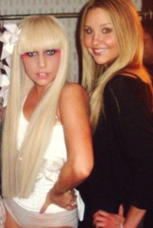 有人在洛杉矶外出时撞见 Amanda Bynes（阿曼达·拜恩斯）身着一件 La