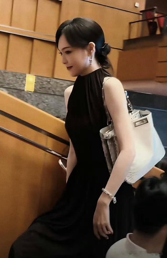 唐嫣参加女儿幼儿园艺术节状态也太好了吧