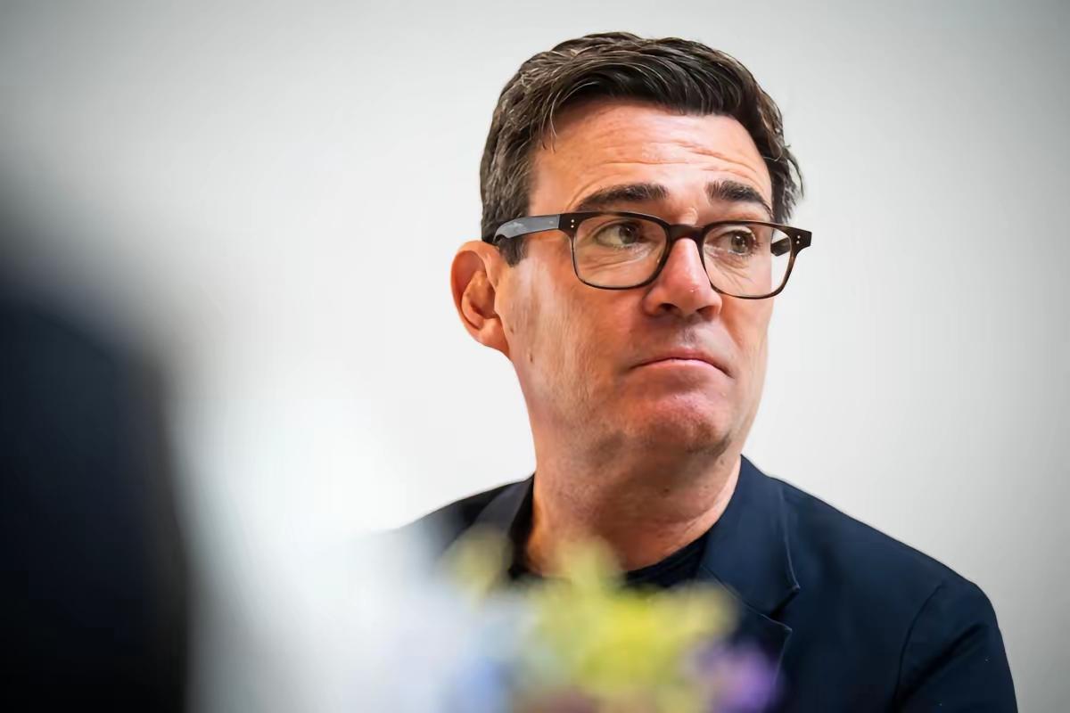 英国首相伯纳姆上台后看了一圈，发现还是俄乌冲突这道题最好解。

当地时间周二，伯