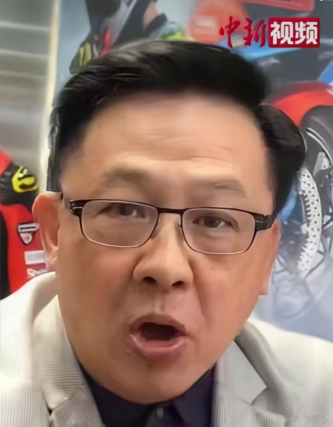 香港议员入手张雪机车回家观赏香港立法会议员何君尧到张雪机车香港代理店感受了一下张