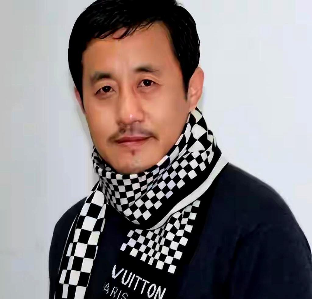 一个转身，把多年婚姻丢在身后。
劝阻声响起时，他偏要逆行——不听赵本山劝告，净身