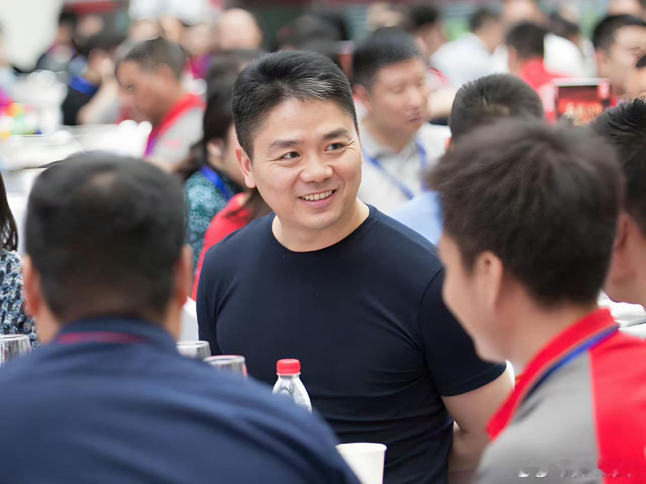 刘强东现身参加员工新春家宴 哇，这样的老板真的很平易近人，又是给员工送礼物又是和