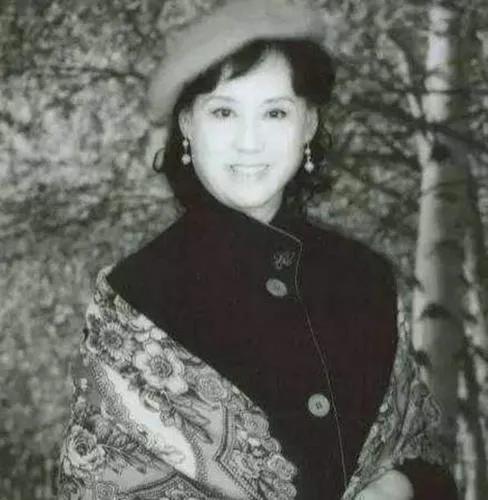 1966年，75岁的李宗仁迎娶了26岁的胡友松。然而，洞房花烛夜，胡友松却哭着央