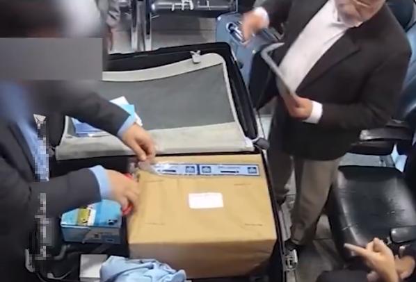 荷兰这回可栽大了！一名持外交护照的荷兰人员在德黑兰机场过安检时“露了馅”，被伊朗