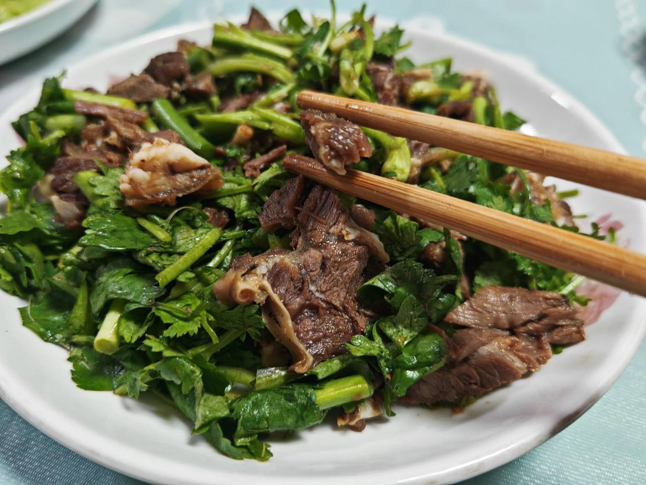 今日家常菜分享—香菜拌牛肉
准备食材
熟牛肉，香菜，蒜末，盐，生抽，醋，白糖
1