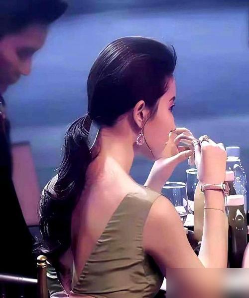 现在明星们对发量的执念，真是越来越离谱了。
 
以前还藏着掖着，现在假发片都快成