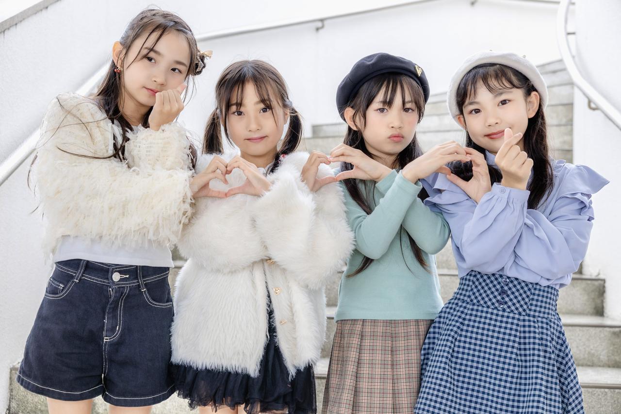 四个女孩在楼梯上比心，可爱极了！