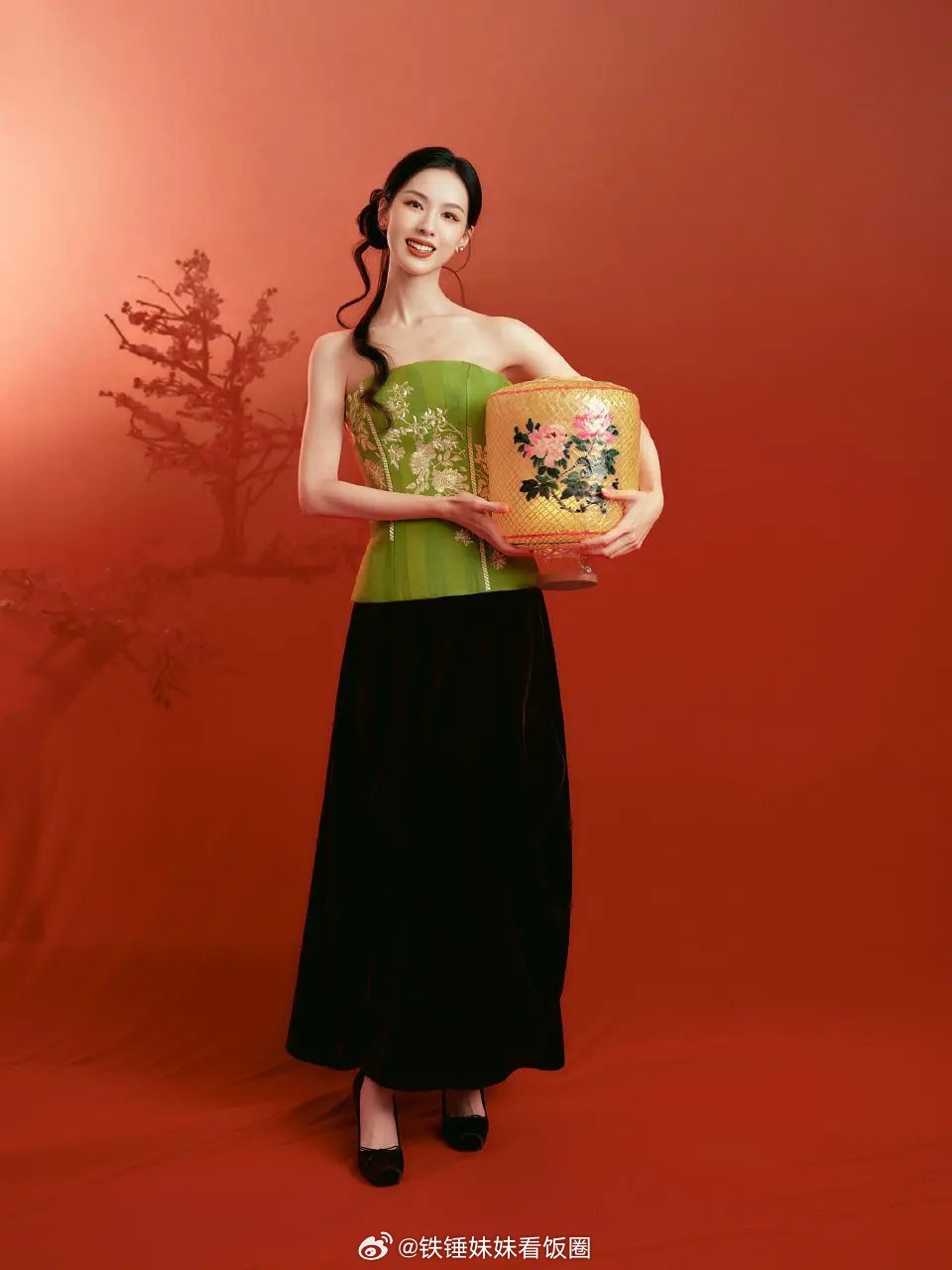 大傻妞抱年货回家了，咋给嘟嘟怕的好土啊 