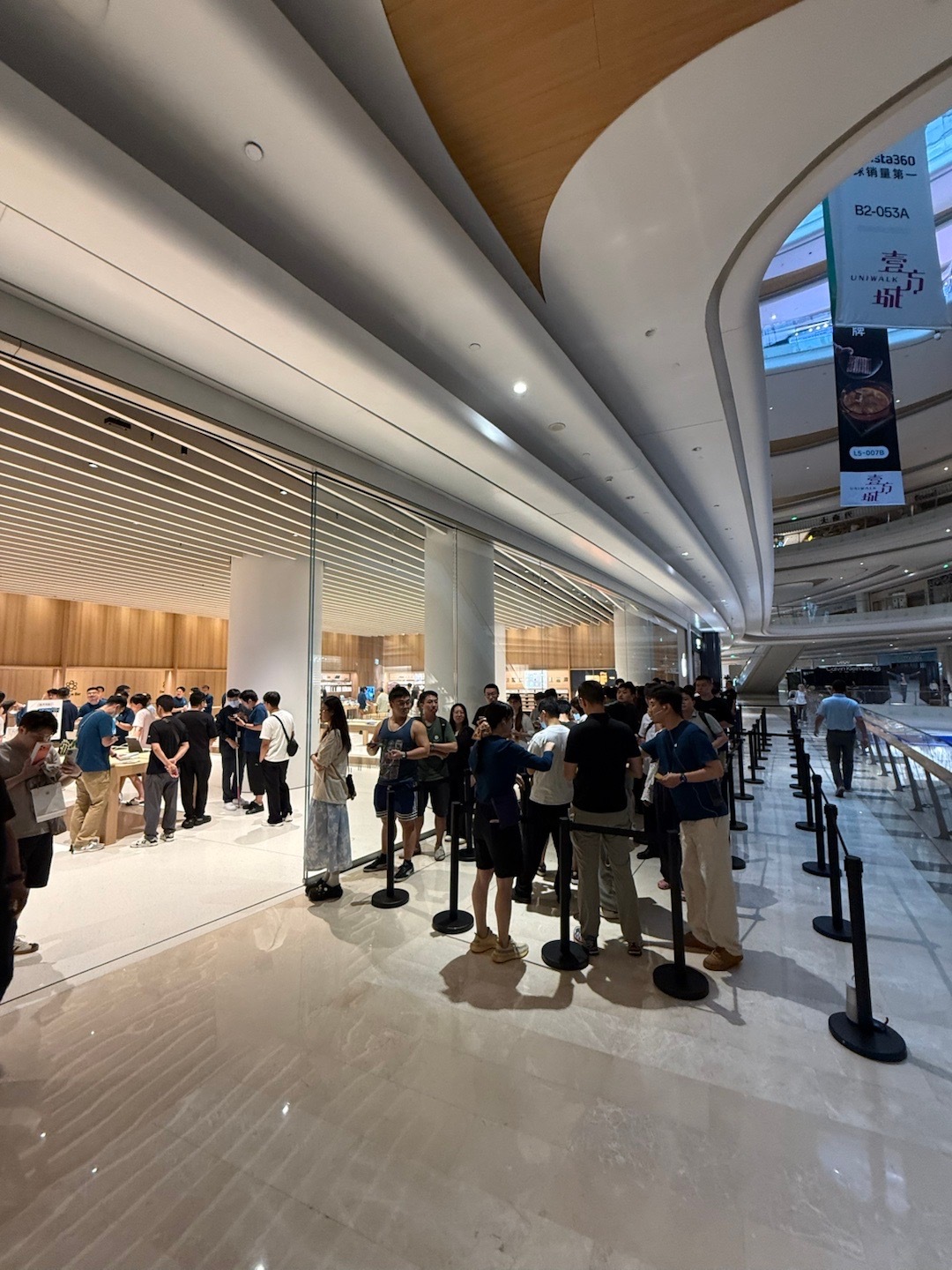 哇iPhone17的热度还是很大的[跪了]我都算早了，没想到Apple Stor