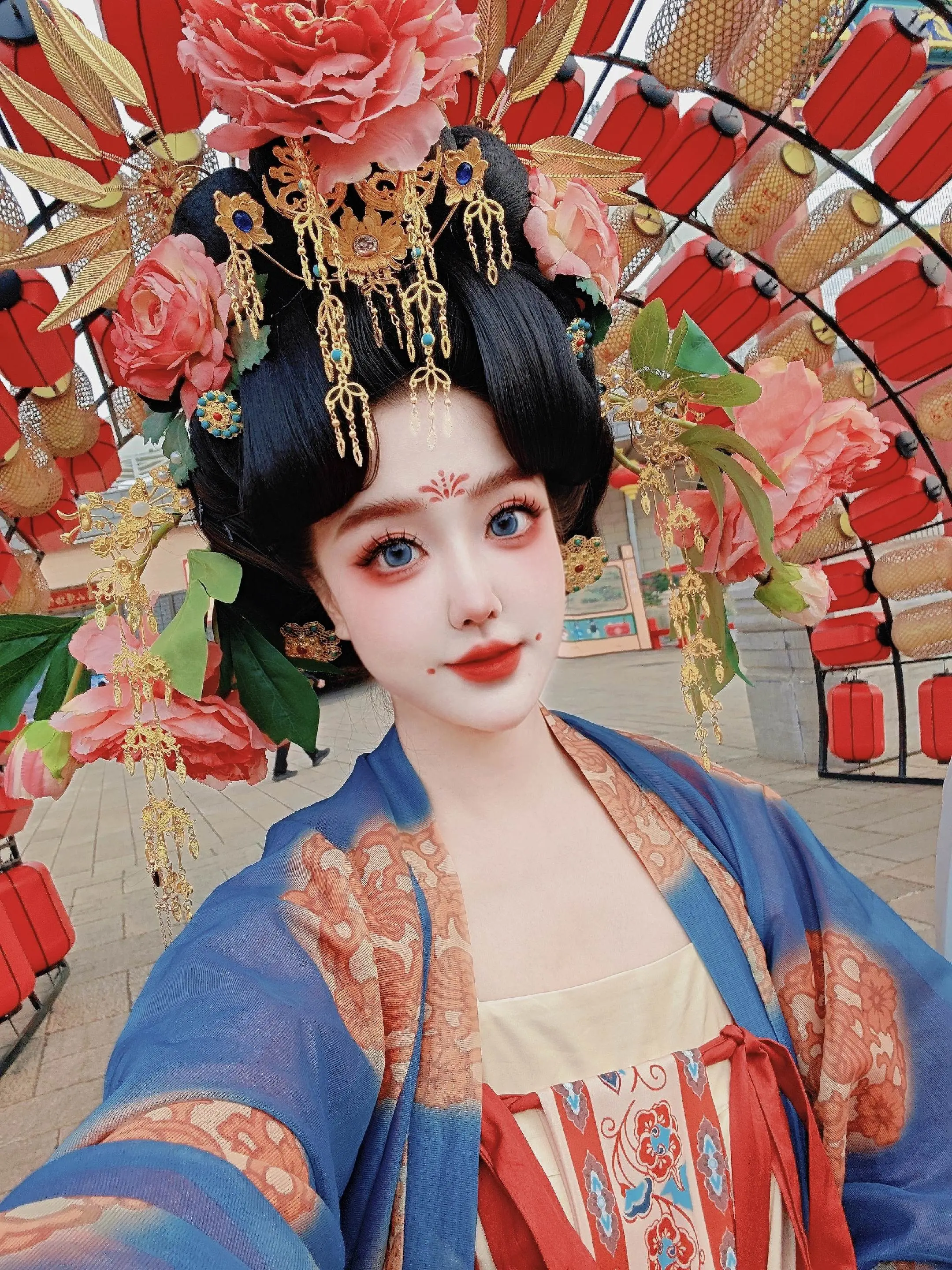 云想衣裳花想容。