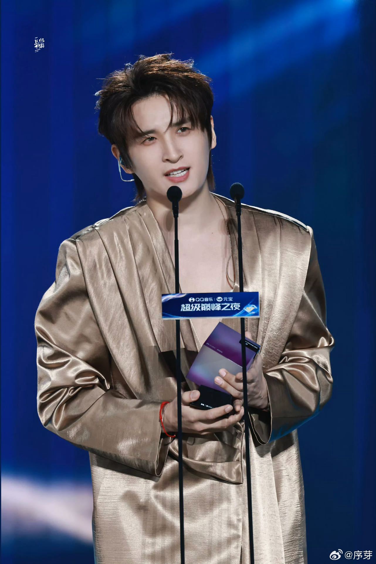 张远偷听王栎鑫采访没想到私下这么有梗可爱，红毯互动活泼搞笑惹人喜欢，登场演唱代表