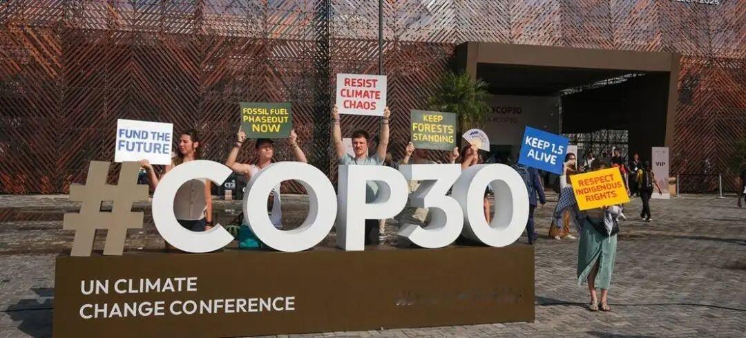 世界离终结化石燃料时代又迈近了一小步，但这仍远不足以阻止气候变化带来的灾难。11