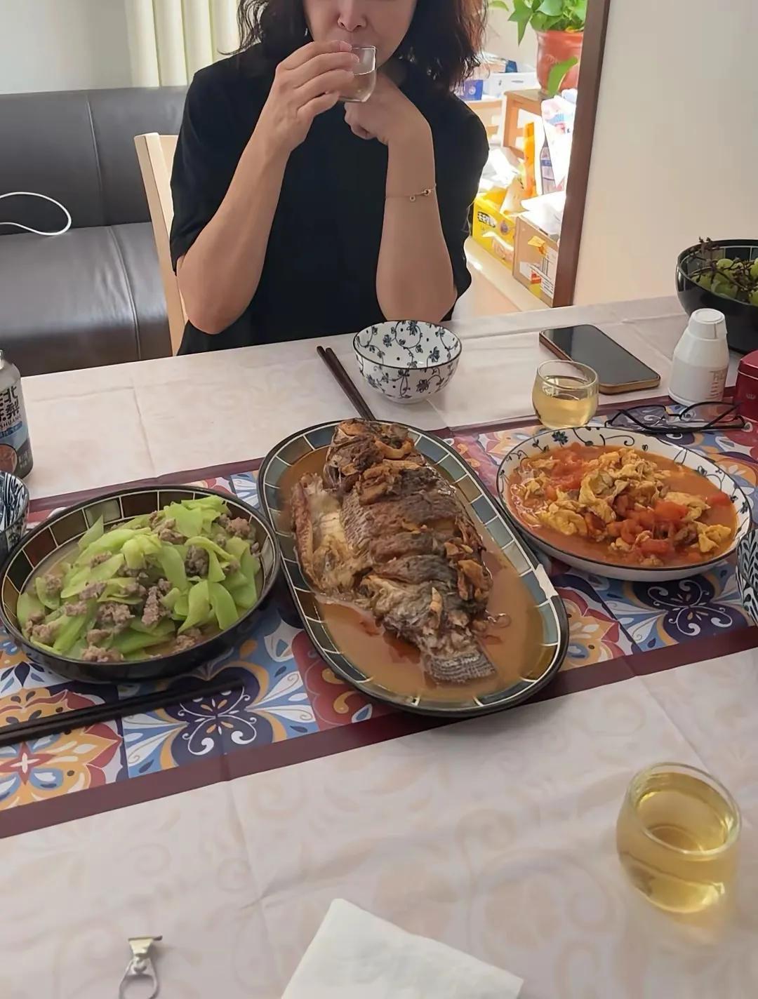 一个人的世界也精彩，一个人的世界也不能慢待，一个人的世界独酌小杯，一个人的世界更