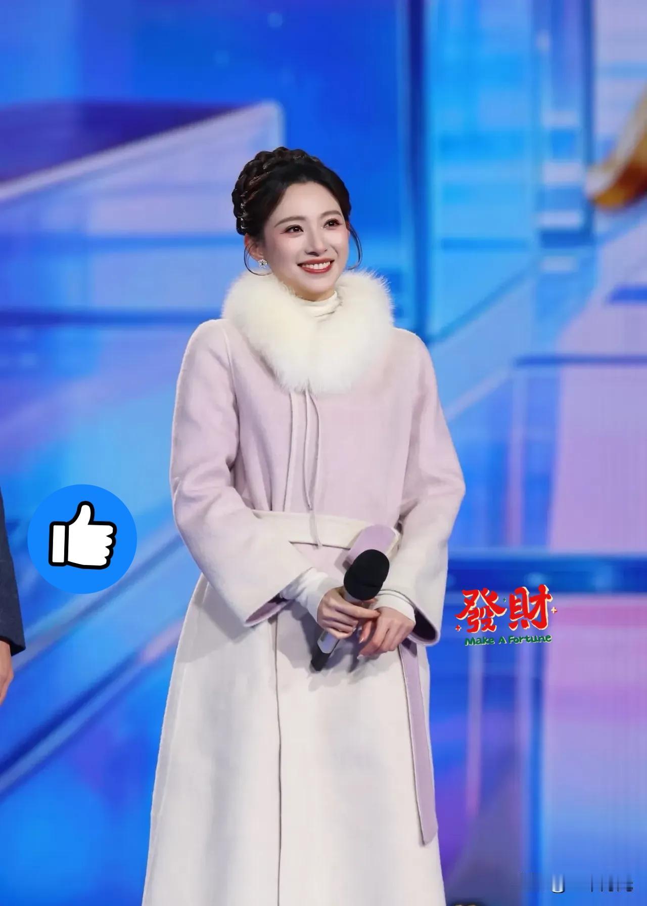 终于明白央视跨年晚会的女主持人为何身着大衣、羽绒服出镜了！
 
原来今年的晚会落