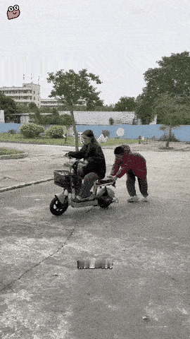 明智之举！
帮助老婆学骑电动车，摇摇晃晃上路，歪歪斜斜骑行，猛然间发现前方出现敌