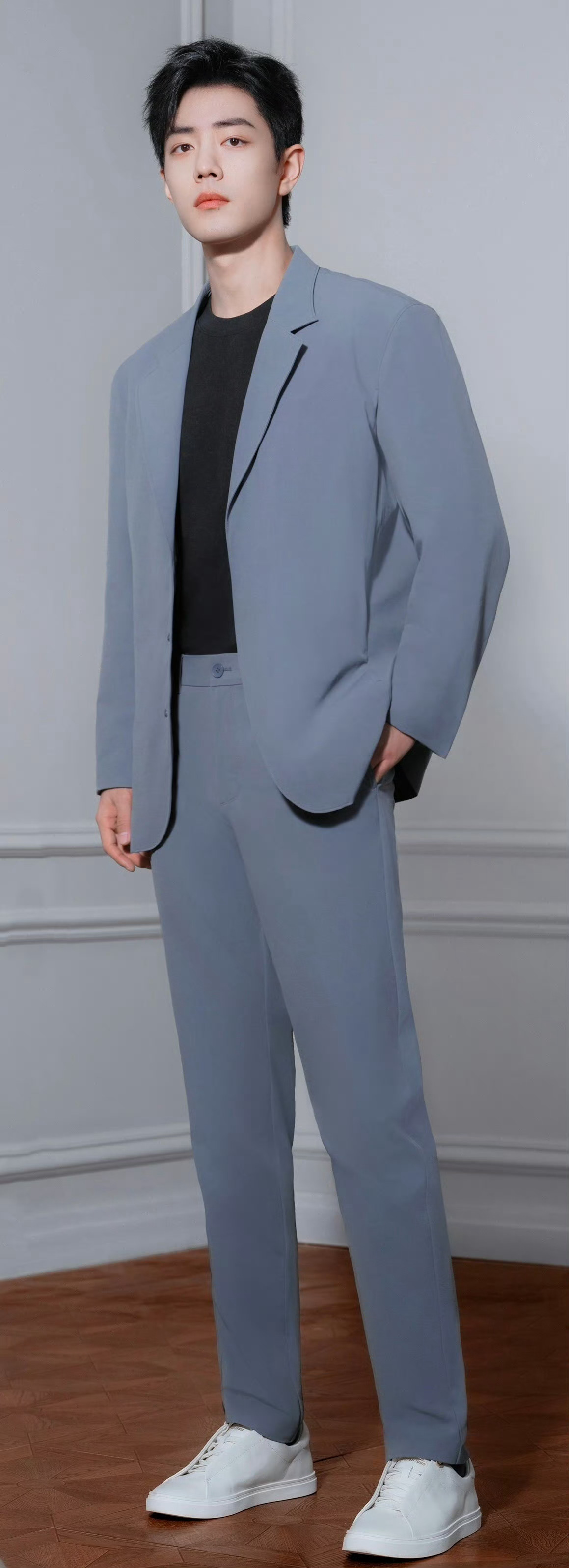 肖战 肖战的绝世大长腿来了！最近真是限流得没救了，发帖老不给ss，铁粉大把大把的