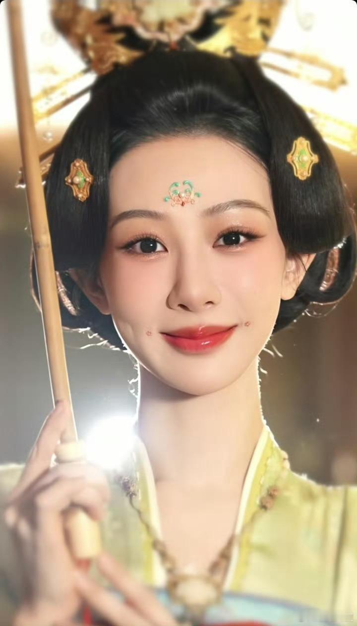 小猪姐姐又仿妆杨紫了 人美心善太美了，迷倒众生一大片~[酷] 