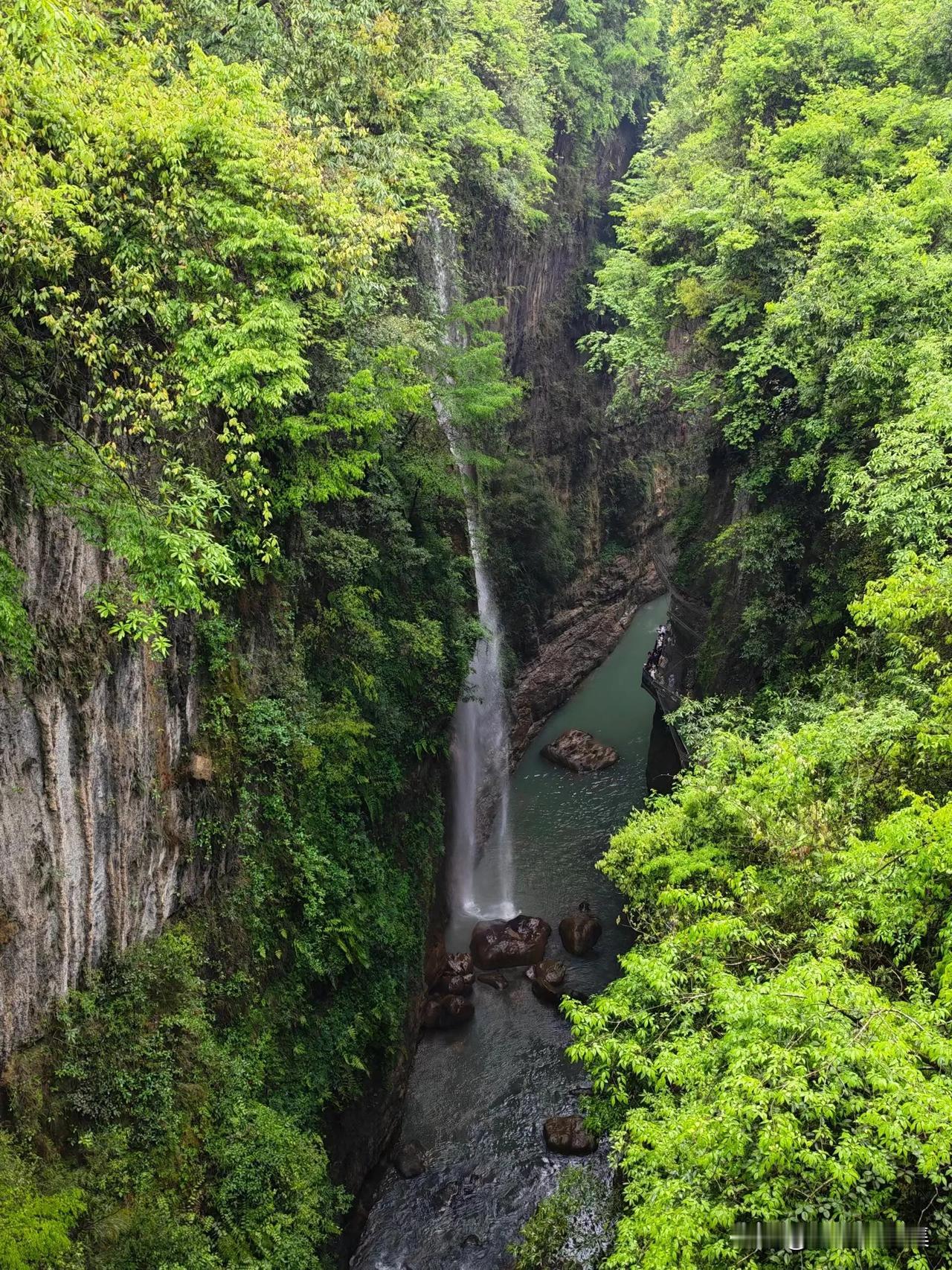 恩施大峡谷暴走模式开启🧗‍♀️
眼睛美到沦陷
天然氧吧太治愈啦～
