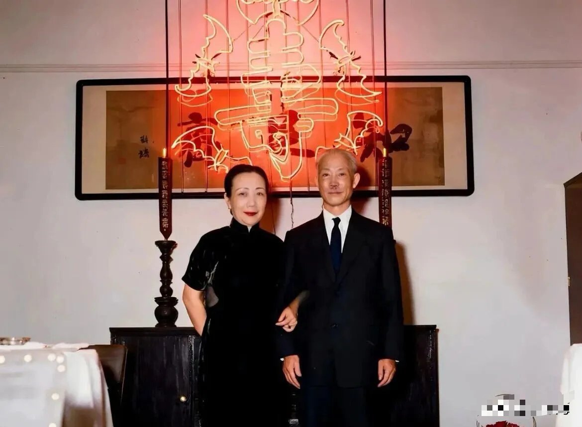 1958年1月4日，陈诚六十岁生日，陈诚身着深色西装，神情庄重，其妻谭祥身穿黑色