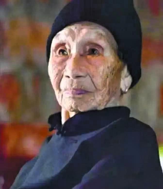 1941年，14岁的黄有良被10几个鬼子，扒光了衣服乱摸，姑娘拼了命反抗，把鬼子