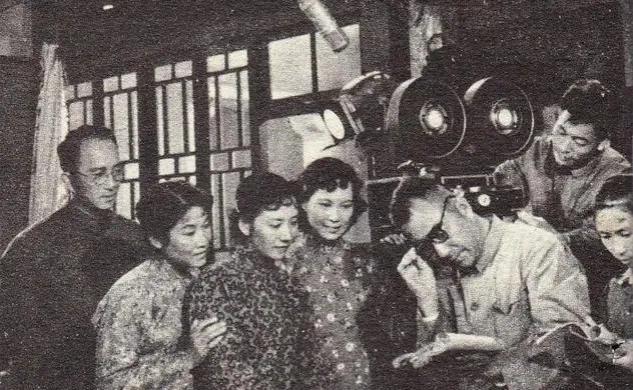 电影《万紫千红总是春》片场工作照
孙道临 张瑞芳 莎莉 汪漪与导演沈浮