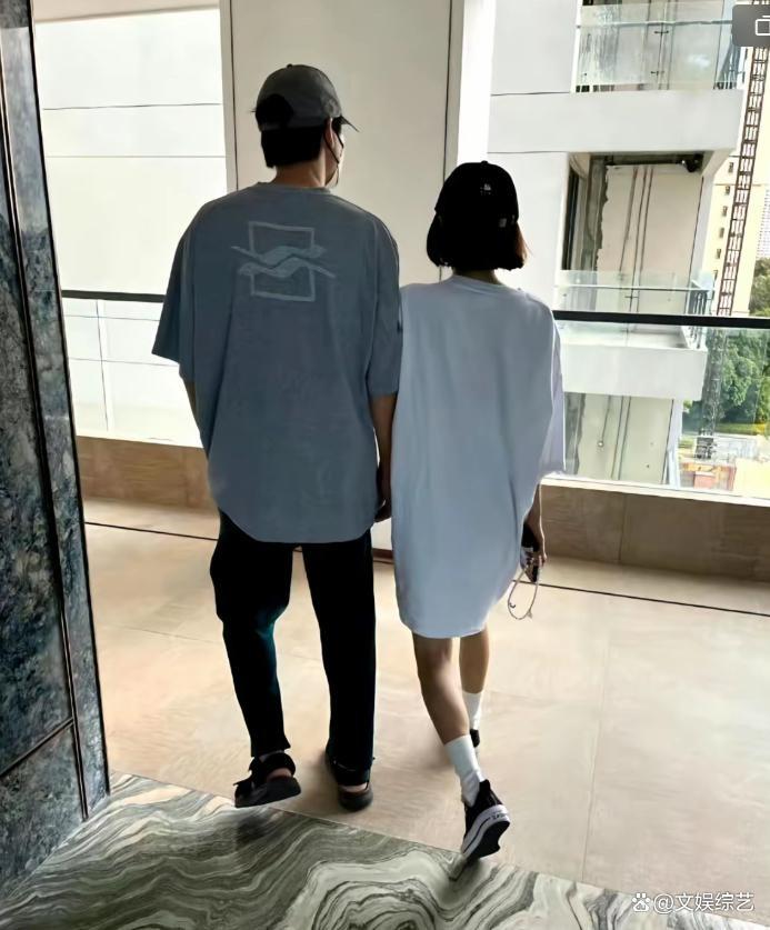 魏大勋在剧组里，秦岚一个眼神，他就递上温水和外套。
收工后的深夜，他帮她拢了拢围