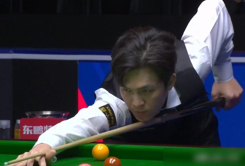 别眨眼，特鲁姆普和塔猜亚马上开打，这一杆下去，可能就是130万人民币的差价。
 