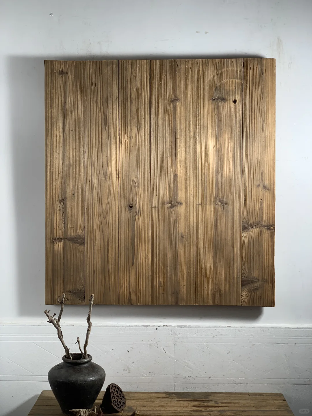 风化松木板，沟壑纹理；美食摄影造景道具。