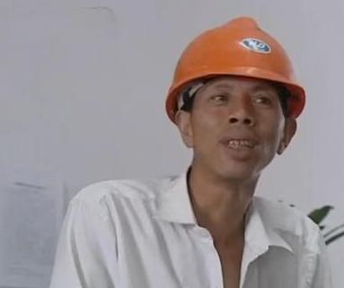 1987年，一浙江男子在工地上受伤，丧失了性功能，不久后妻子就失踪了，他疯狂寻找