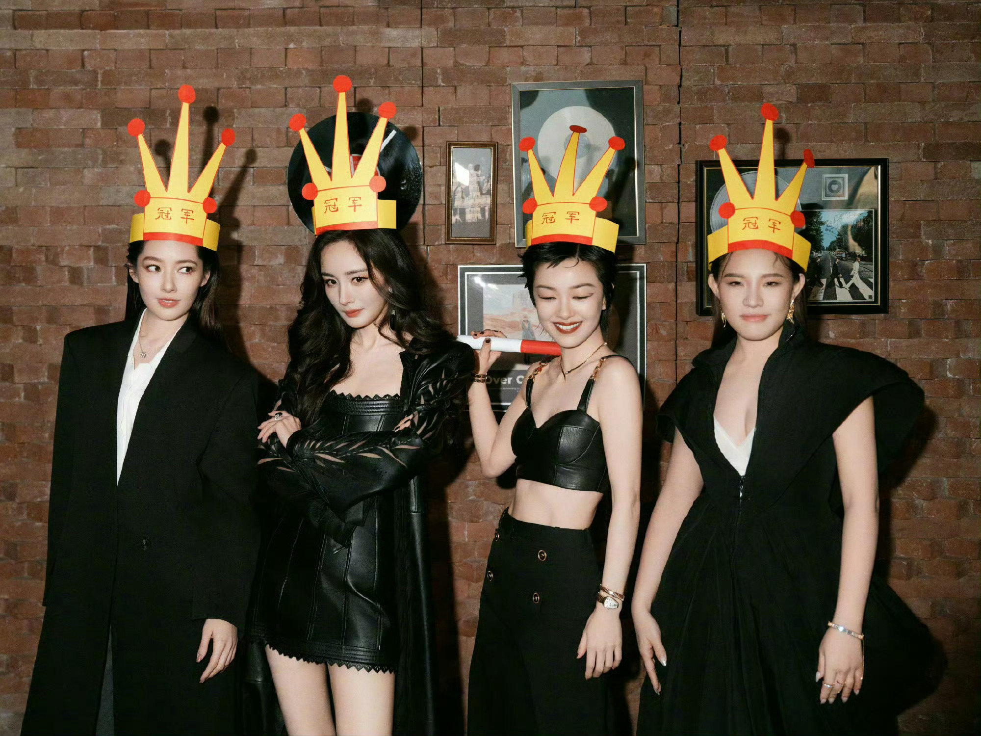 杨幂郭碧婷郭采洁给谢依霖的排面太好了，是时代姐妹花！幂幂姐人美心善，住谢依霖生意