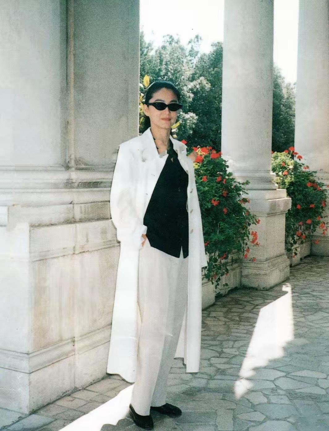 穿着时尚，站在花园的柱廊下。1994年拍摄，侠骨柔情，你还认识她吗？那时候正当年