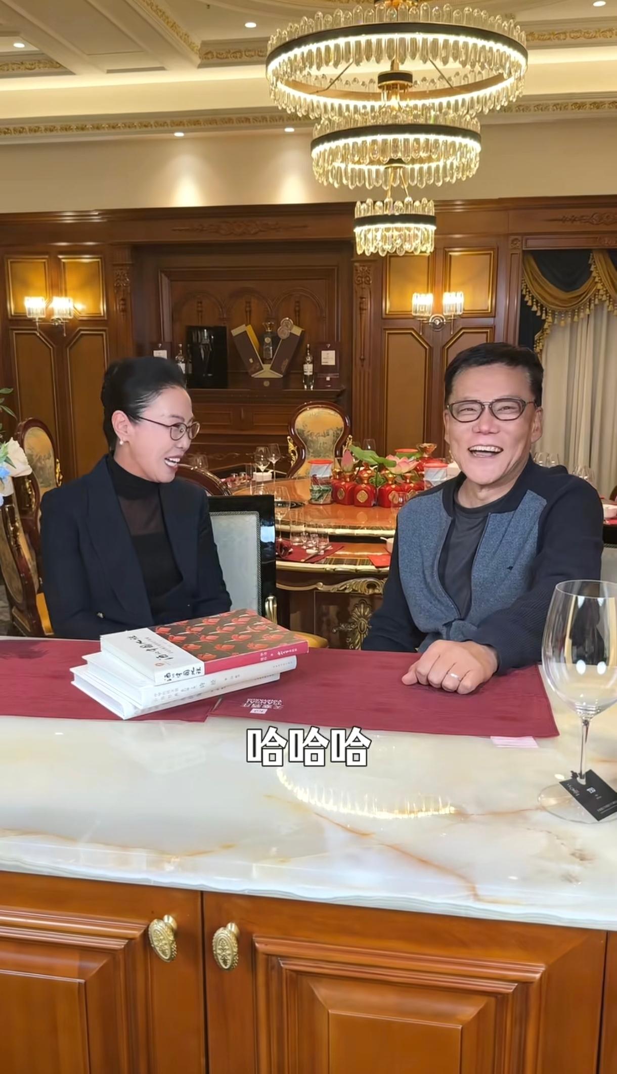 感觉李国庆跟二婚妻子张丹红最近频繁在网上晒幸福有点反常，因为幸福是自己内心的感受