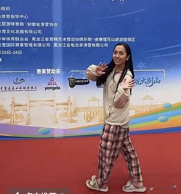 刘宁参加线下活动，蓬头垢面，完全不打扮，网友都看不下去了！

穿着格子睡裤，大拖