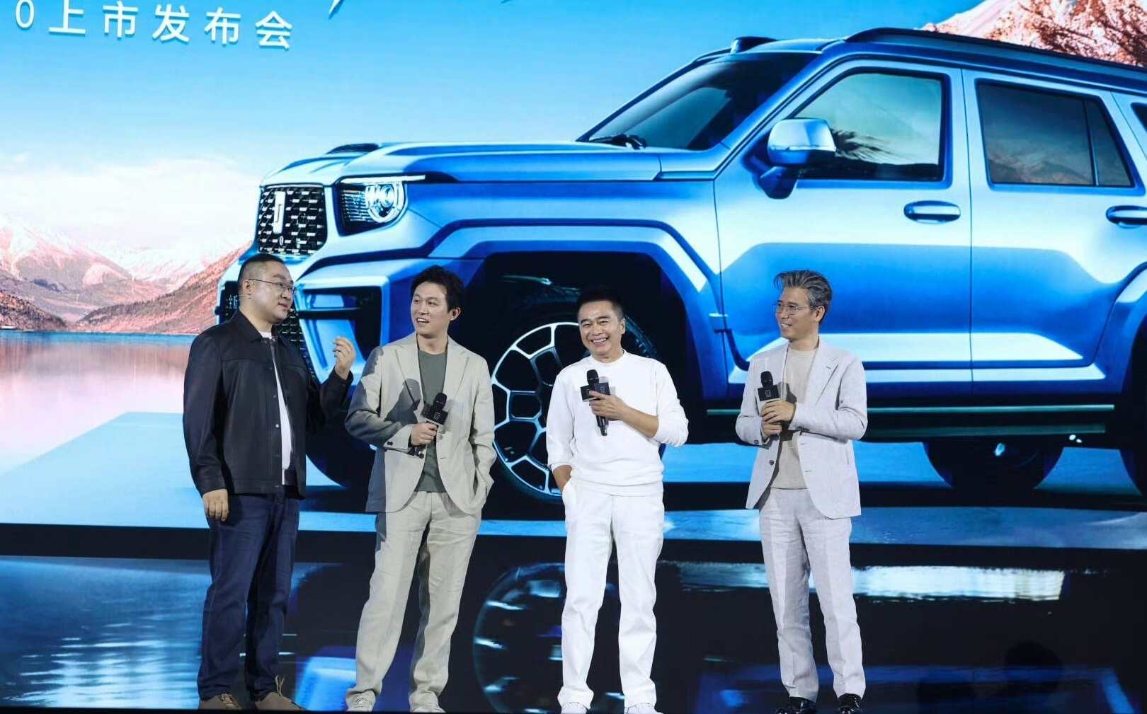 坦克700正式上市，售价42.8万起，这个定价在豪华越野赛道里，既保留了硬核的入