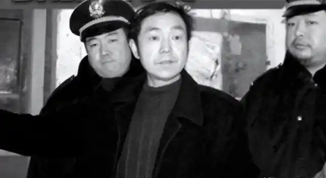 17 岁高中生被同学雇凶打死，只赔3000块，其父出家两年后，拎着11枚炸弹挨个