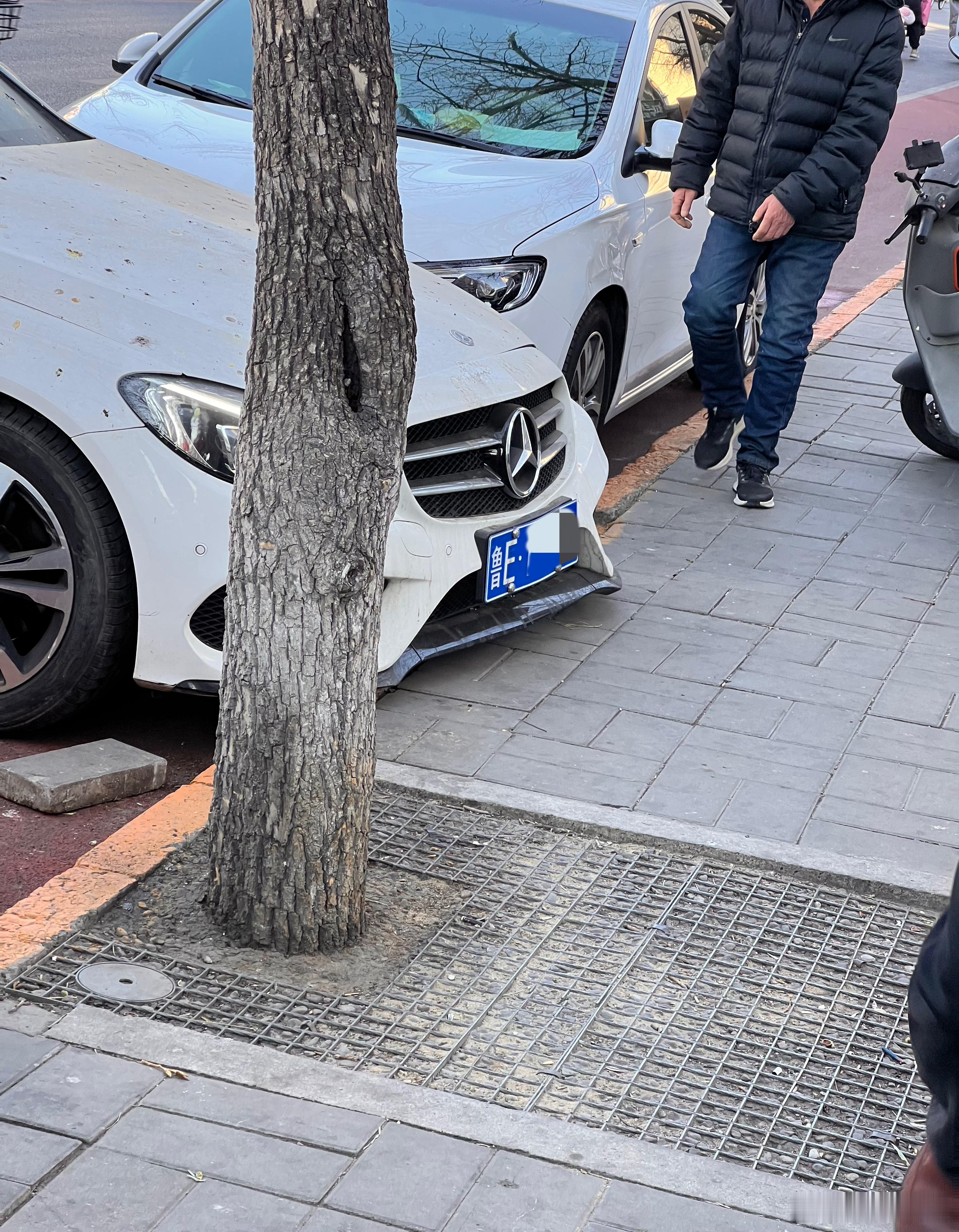 买菜时偶遇的下台阶惨案…… 