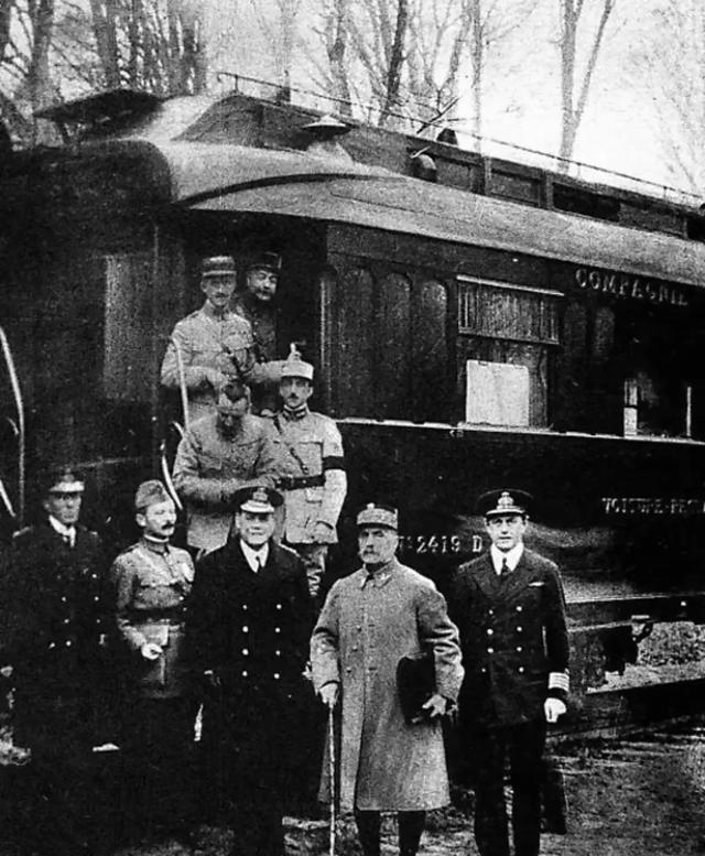 贝当本来在西班牙当大使当的好好的，结果到了40年5月法国已经大败了，84岁的贝当