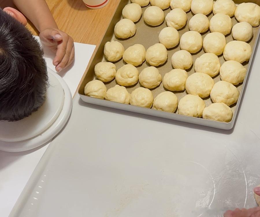 我在称每个面团的克重，康康说:我能不能看看我的头有多重？ 